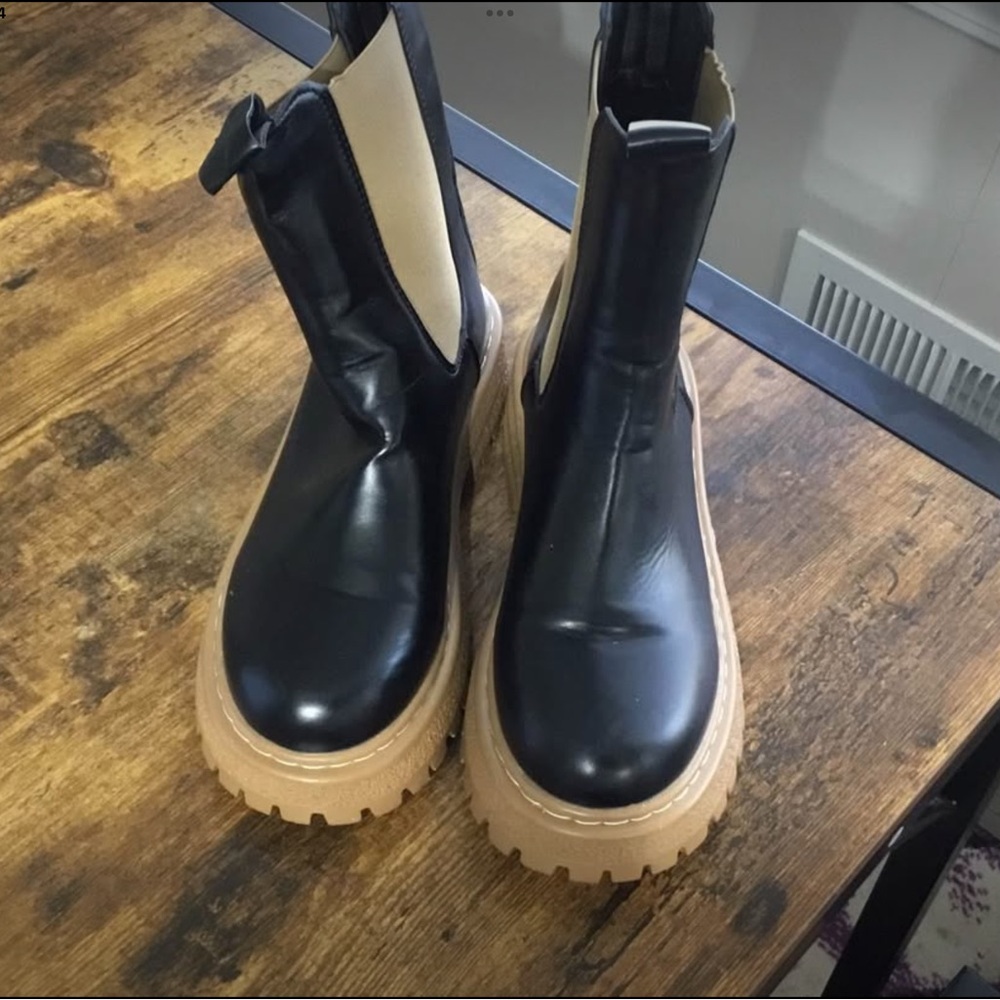 Stylish Black and Tan Women's Boots Ladies Rain Boots Size 7
